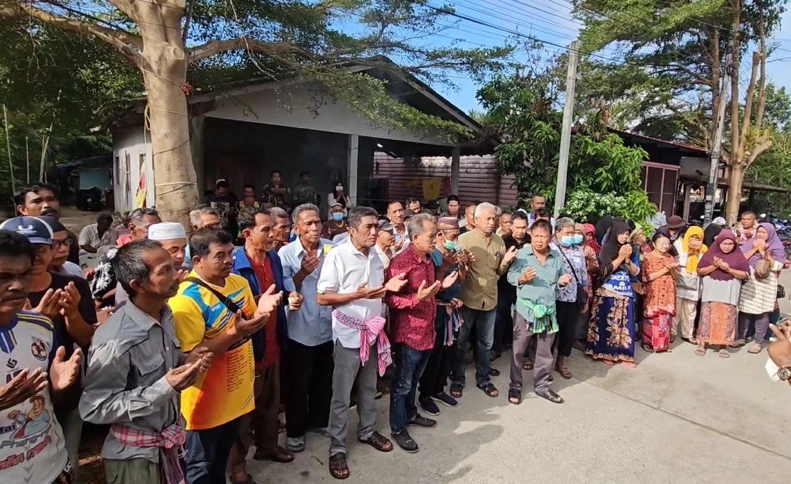 ผู้นำศาสนา-ชาวบ้าน ให้กำลังใจอดีต ผญบ. ถูกนายอำเภอขู่ จี้ กกต. ตรวจสอบพฤติกรรม