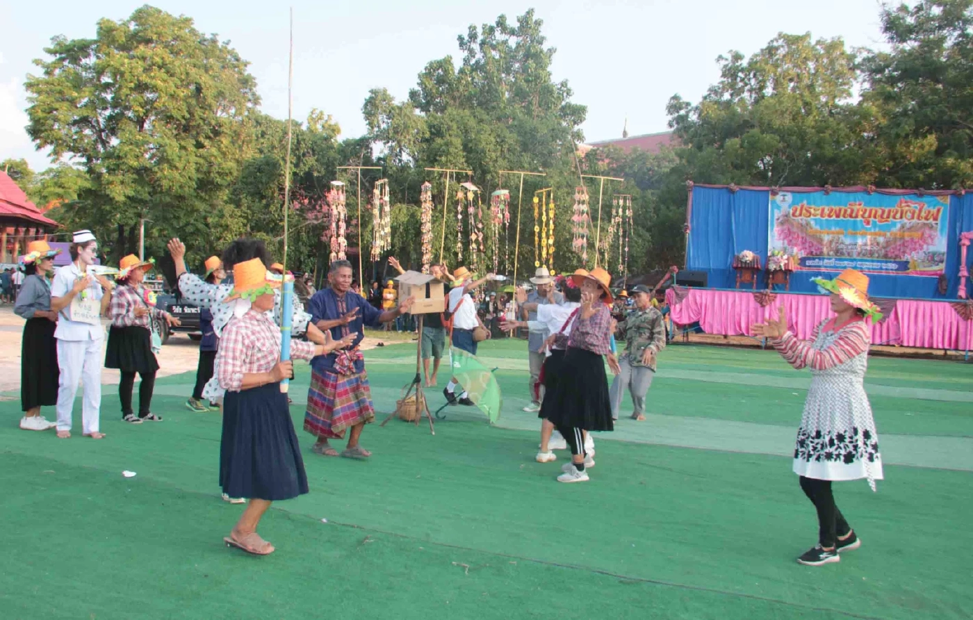 หาชมยาก! ชาวตำบลเหนือกาฬสินธุ์ ร่วมสืบสานประเพณีบุญบั้งไฟ - แห่นางแมวขอฝน