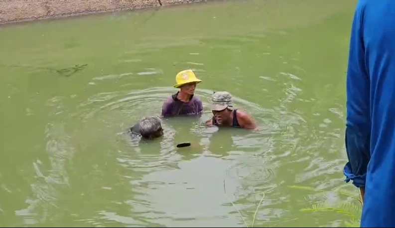 คนหาปลาผงะ! หว่านแหติด จยย. แต่ไร้ร่างคนขี่ คาดไถลตกน้ำไม่เจ็บมากเลยทิ้งรถ