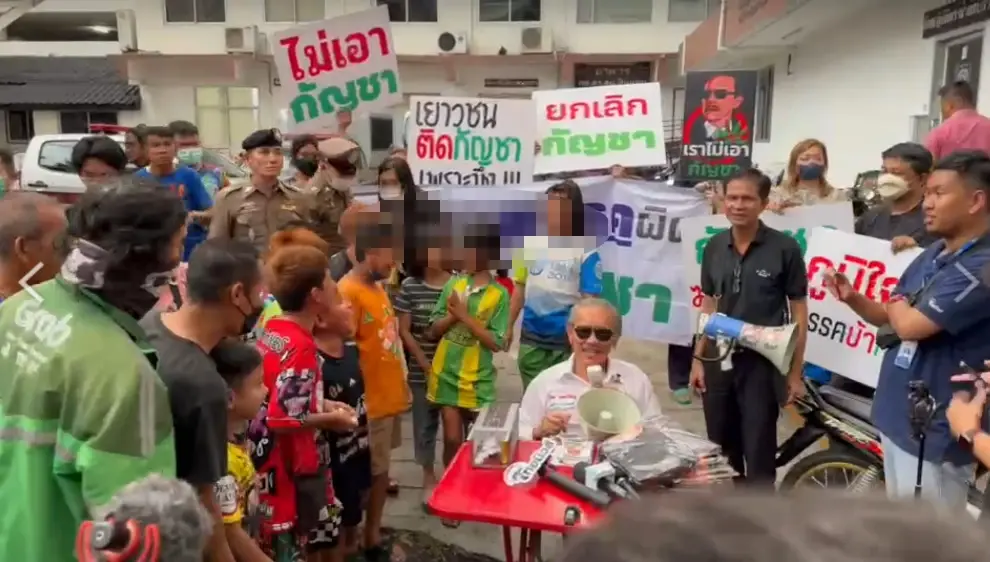 หวิดปะทะ! "ชูวิทย์" ป่วนเวทีปราศรัย ภท. โดนแฟนคลับ "เสี่ยหนู" โห่ไล่ (มีคลิป)