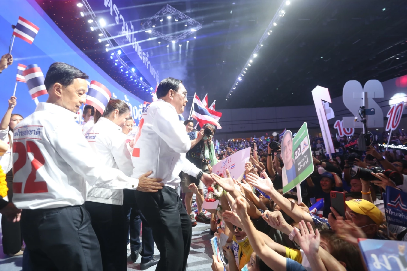 "ลุงตู่" ขึ้นเวทีปิดท้าย เสียงสั่นเครือ ลั่นอย่ายอมให้ใครมาทำร้ายรากเหง้า