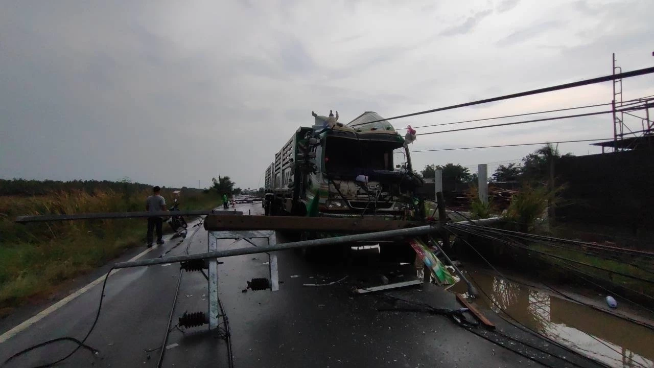 "พายุฝน" ถล่มปทุม พัดเสาไฟฟ้าหักโค่นกว่า 30 ต้น ทับบ้านเรือน - รถยนต์ พังยับ