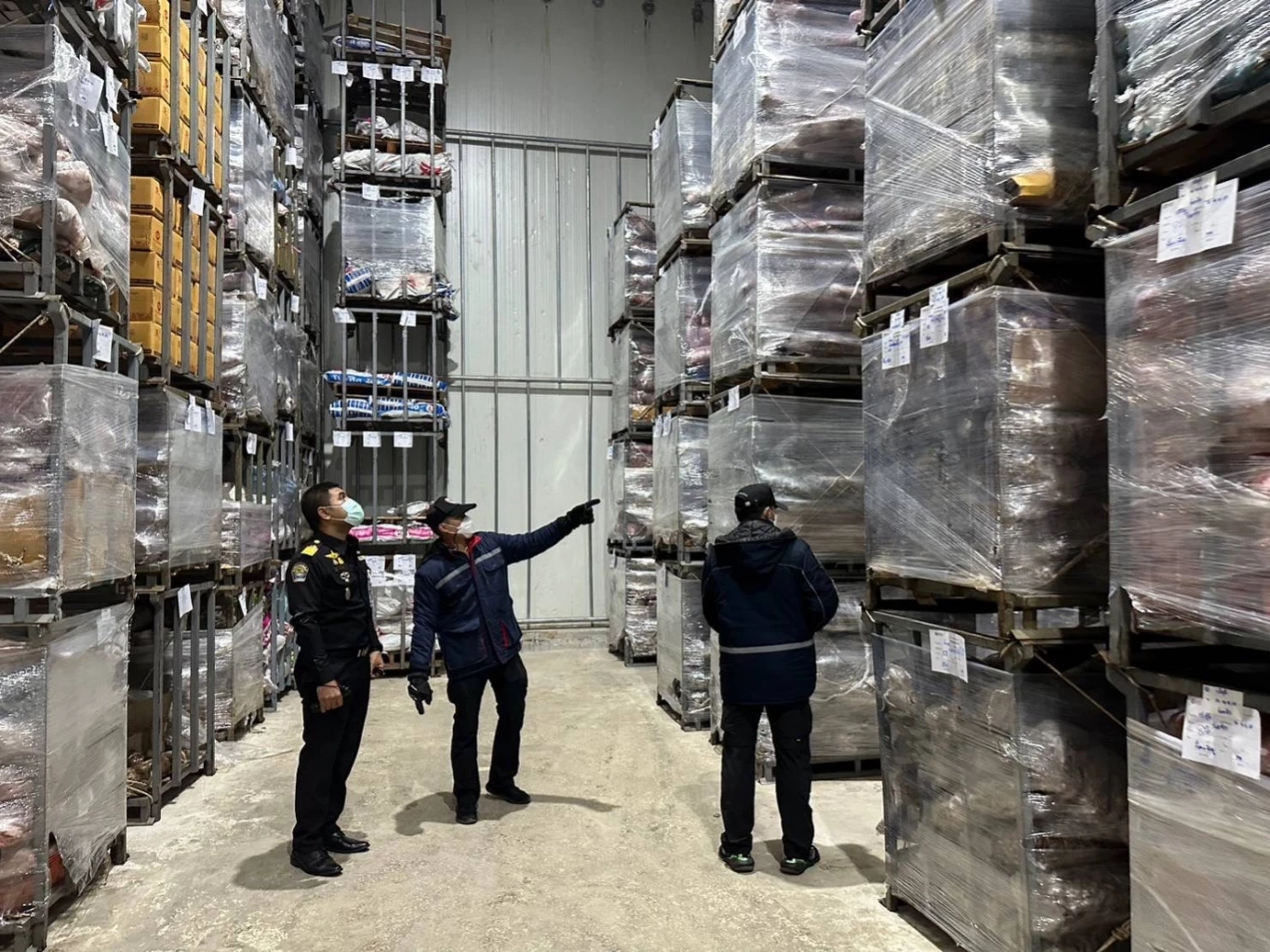 ตำรวจ - กรมปศุสัตว์ บุกทลายแหล่งซุกซ่อนหมูเถื่อน ยึดได้กว่า 15 ตัน