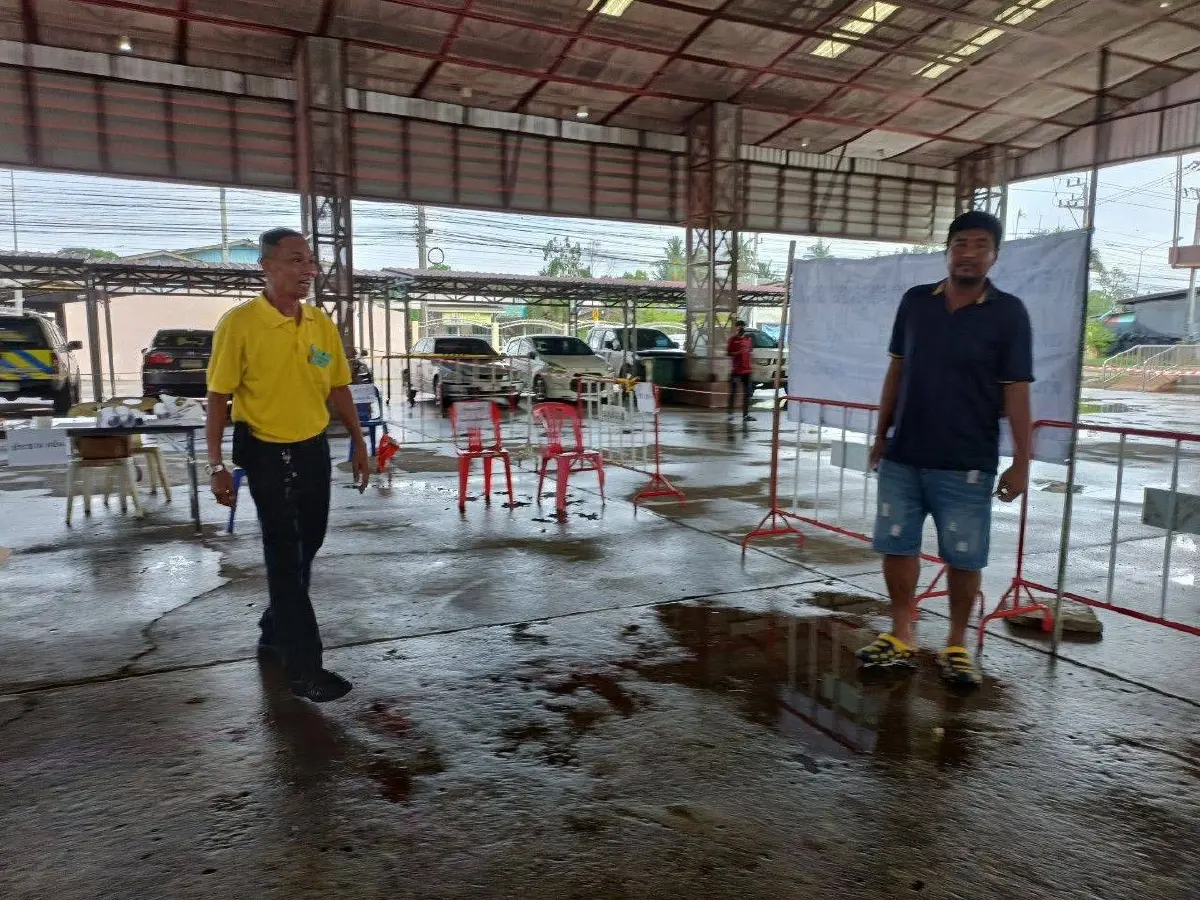 พายุฝนถล่ม หน่วยเลือกตั้งพิษณุโลกพังยับ จนท.เร่งเคลียร์ก่อน ปชช.ใช้สิทธิ์