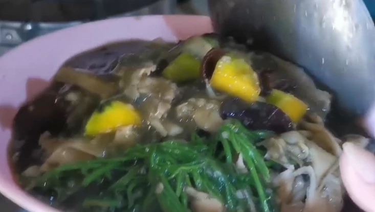 &quot;แกงหน่อไม้&quot; หรือภาคกลางเรียกว่า &quot;แกงเปรอะ&quot; 