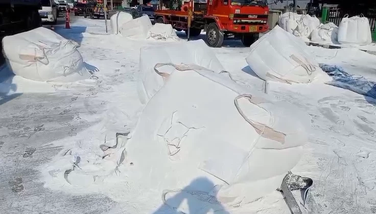 ระทึก!! รถพ่วงบรรทุกถุงแป้งมัน ซิ่งเทกระจาด ทำขาวโพลนไปทั้งถนน