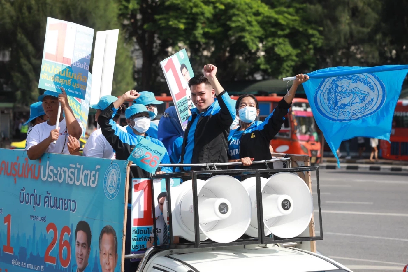 มาดามเดียร์ ขึ้นรถแห่หาเสียงรอบ กทม. อ้อนคนกรุงเลือกผู้สมัคร "ปชป." ยกแพ็ค