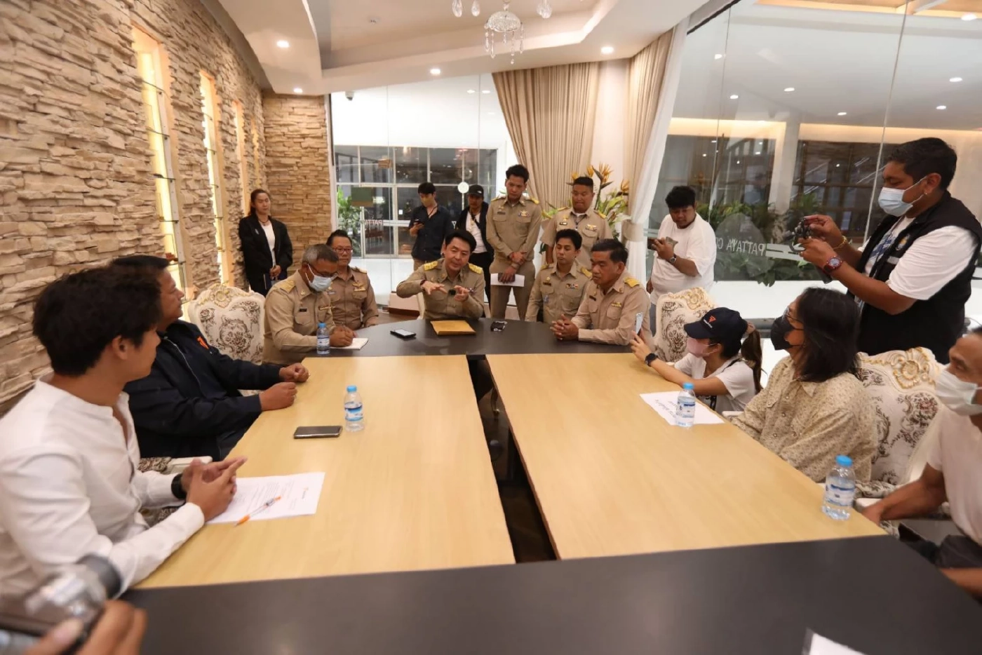 ว่าที่ส.ส.ก้าวไกล นำชาวบ้านยื่นหนังสือร้องนายกเมืองพัทยา 