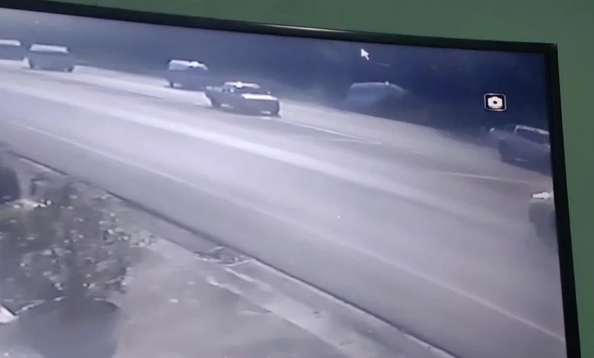 รถตู้รับส่งนักเรียน หักหลบเก๋งตัดหน้า พุ่งชนเสาไฟฟ้า เจ็บระนาว 16 คน