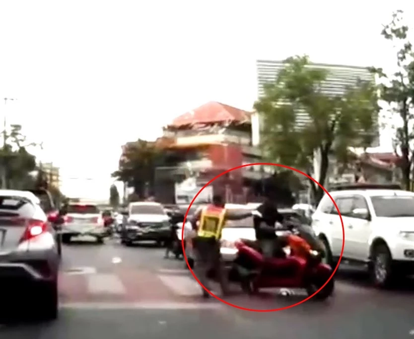 หงุดหงิดพี่ชายให้มารับหลาน หนุ่มหัวร้อนตบอาสาจราจร หน้า รร.อนุบาล