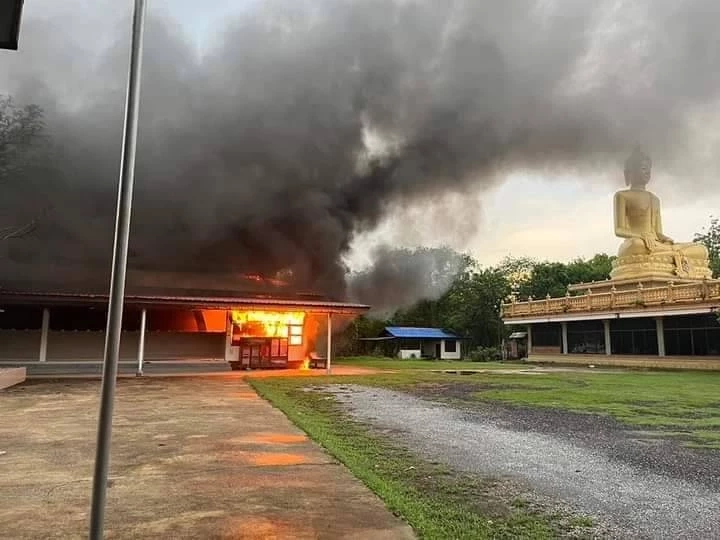 ระทึก! ไฟไหม้ศาลาวัด พระ - เณร ย้ายของอลหม่าน เอาออกมาได้แค่โลงเย็น 2 ใบ