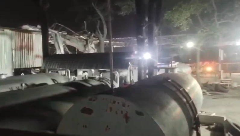 สยอง! รถบรรทุกน้ำมันจอดซ่อมถัง คนงานพลาดท่า "บึ้มสนั่น" ร่างกระจุย ดับ 2 ราย