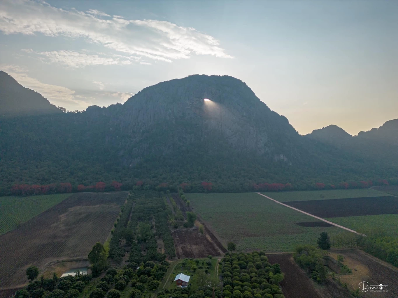 สวยตะลึง! "ดวงตาสวรรค์" ปรากฏการณ์แสงอาทิตย์ลอดปล่องถ้ำ เทือกเขากกมะม่วง