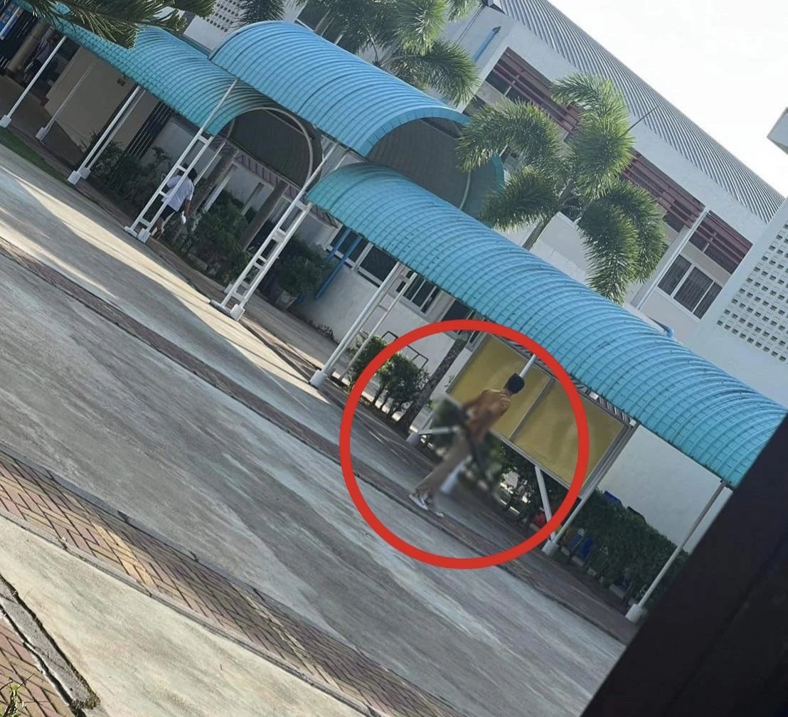 ผวา! ผู้ปกครองถือปืนยาว มารับลูกหน้าเสาธง รร. ประกาศแจ้งสถานการณ์ฉุกเฉิน