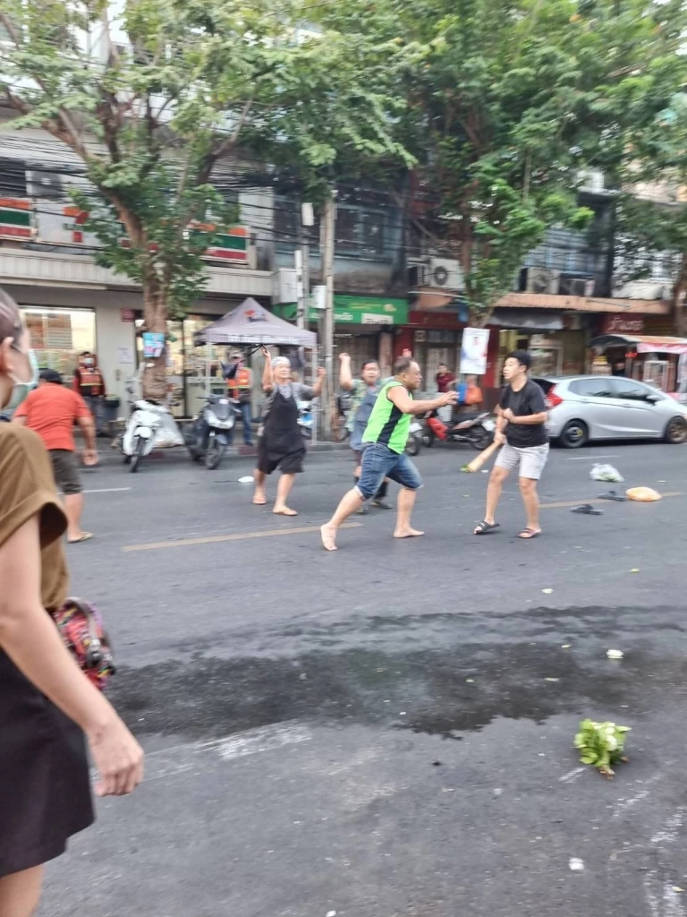 พ่อค้าแม่ค้าทะเลาะวิวาท ตะลุมบอนหน้าตลาดท่าดินแดง เจ็บทั้งสองฝ่าย