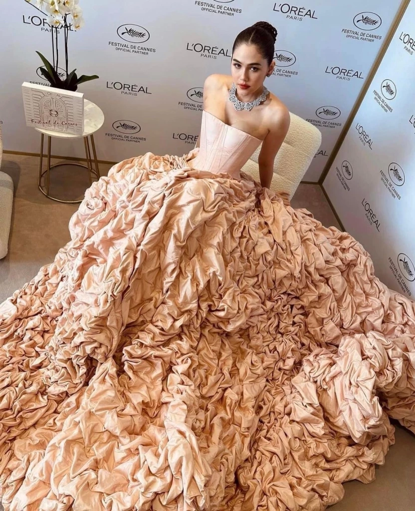 แม่ก็คือแม่! "ชมพู่ อารยา" สวยหรูฟูฟ่อง ลุคแรกบนพรมแดงเมืองคานส์