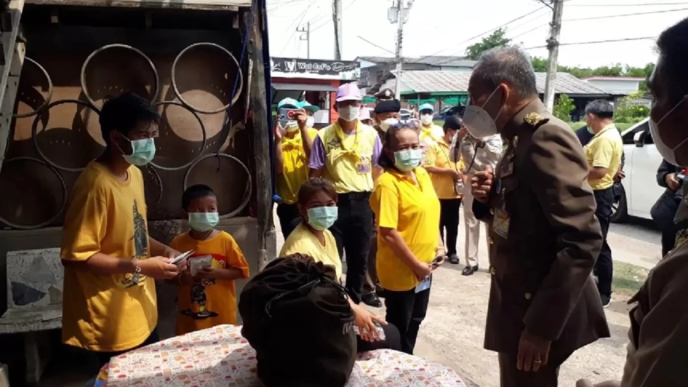 ในหลวง พระราชินี พระราชทานถุงพระราชทานและเครื่องอุปโภคบริโภคแก่ผู้ประสบวาตภัย จ.ชัยภูมิ