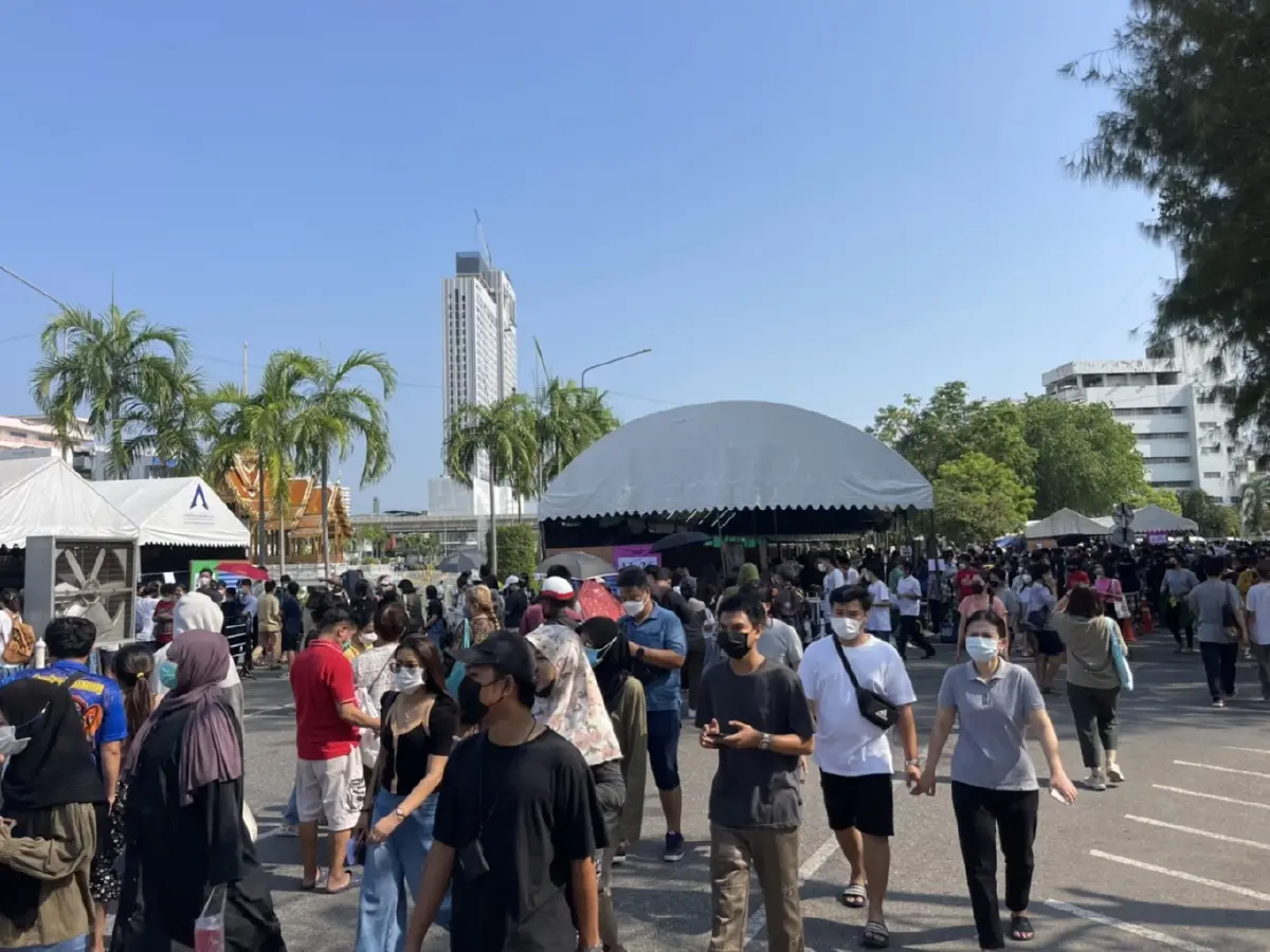ประชาชนเดินทางมาเลือกตั้งล่วงหน้า ที่ม.รามฯ ด้วยอากาศร้อนระอุ เป็นลมกว่า 14 ราย