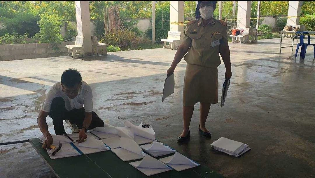 ชาวบ้านโวย 8 โมงเช้ายังเปิดหีบไม่ได้ เลือกตั้งล่วงหน้าเขต 1 ประจวบฯ