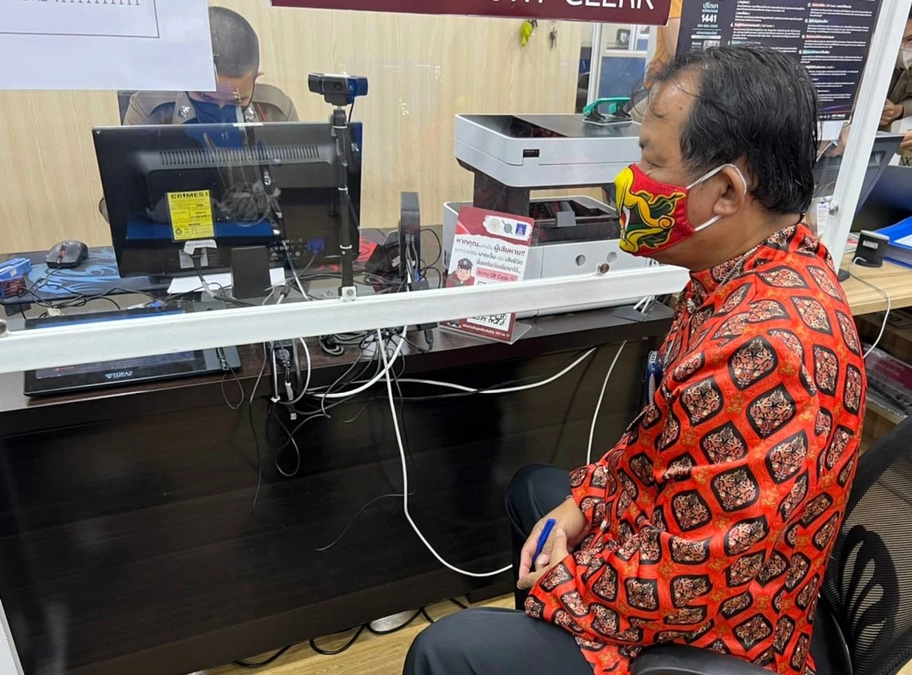 ภาพขณะ "ศรีสุวรรณ" เข้าแจ้งความที่ สน.ทุ่งสองห้อง