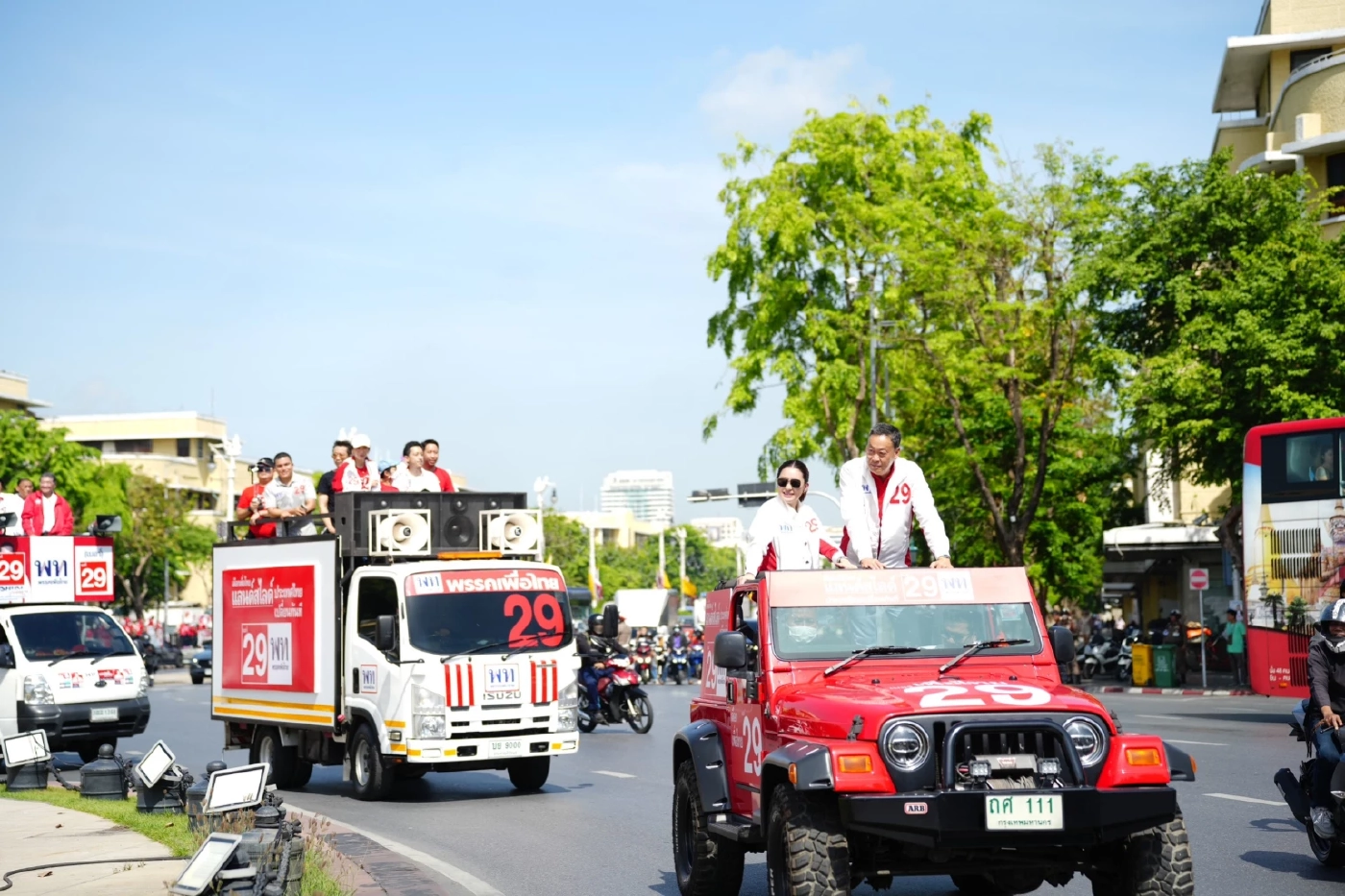 "อิ๊งค์-เศรษฐา" นำทัพใหญ่ "เพื่อไทย" ขึ้นรถแห่หาเสียงวันสุดท้ายก่อนกาบัตร