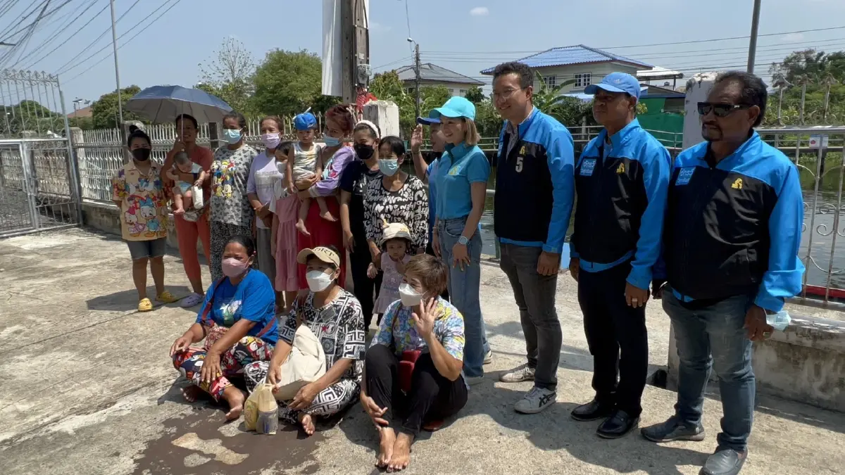 "มาดามเดียร์" ฟิตจัด ขึ้นรถลงเรือลุยช่วยผู้สมัคร ส.ส.หาเสียงเช้ายันบ่าย