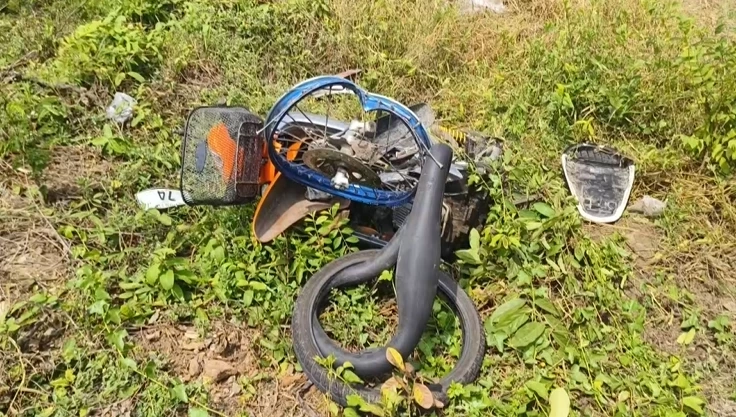 สยอง! สาวธุรการโชว์รูม ซิ่งเก๋ง Test Drive ชนท้าย จยย. ก่อนชนเสาไฟยับ ดับ 2 ราย