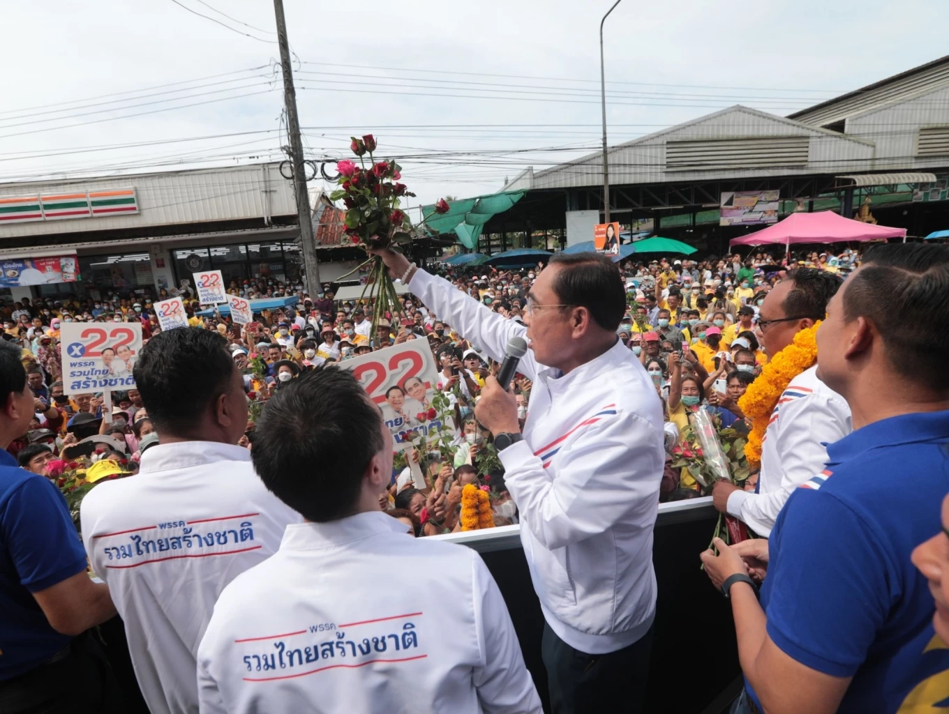 แม่ยก รทสช. แน่นตลาดท่าแซะ แห่รับ "พี่ตู่"