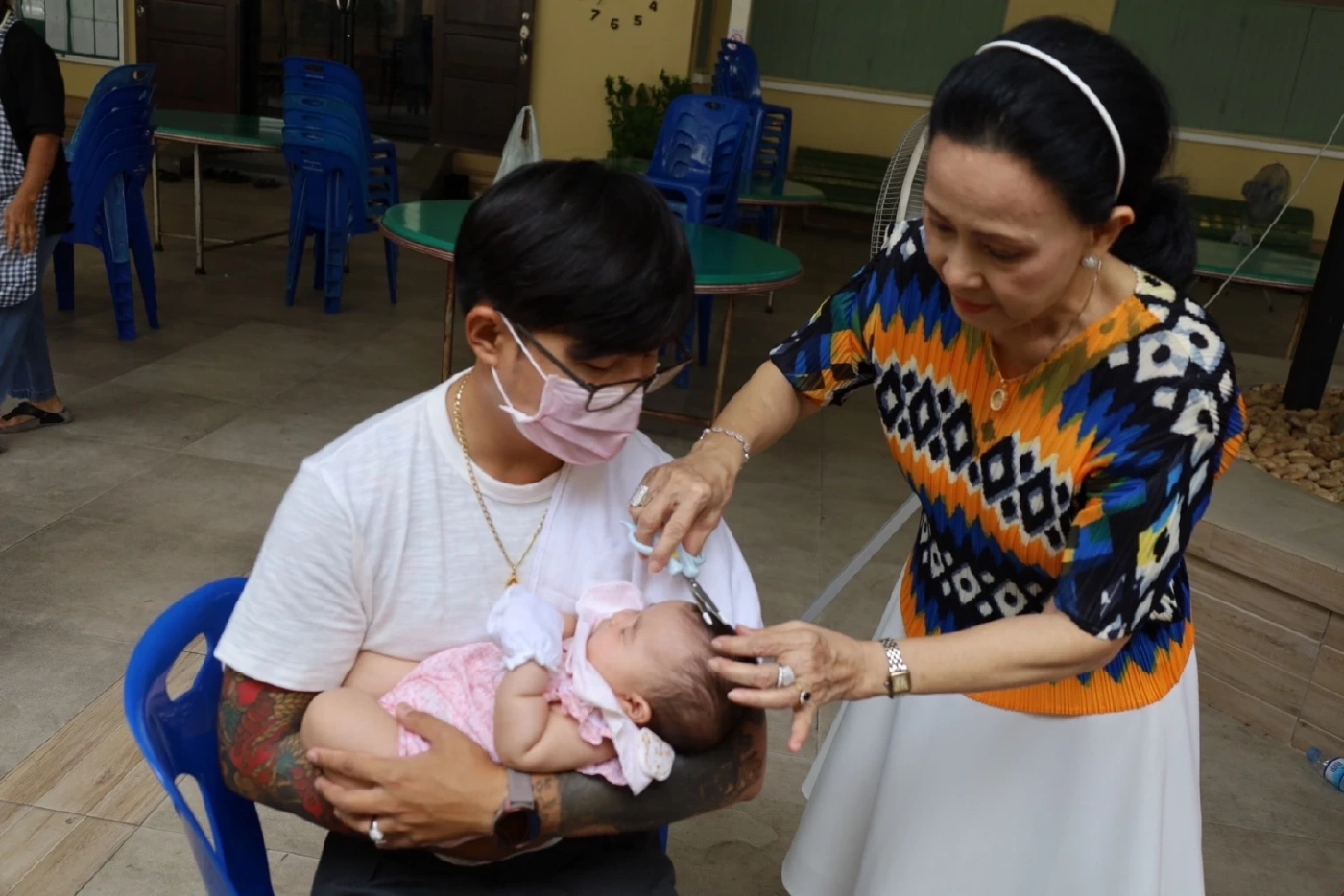 เปิดภาพความน่ารัก โกนผมไฟ น้องมีตังค์ หลานสาวแห่งบ้าน ศิระฉายา