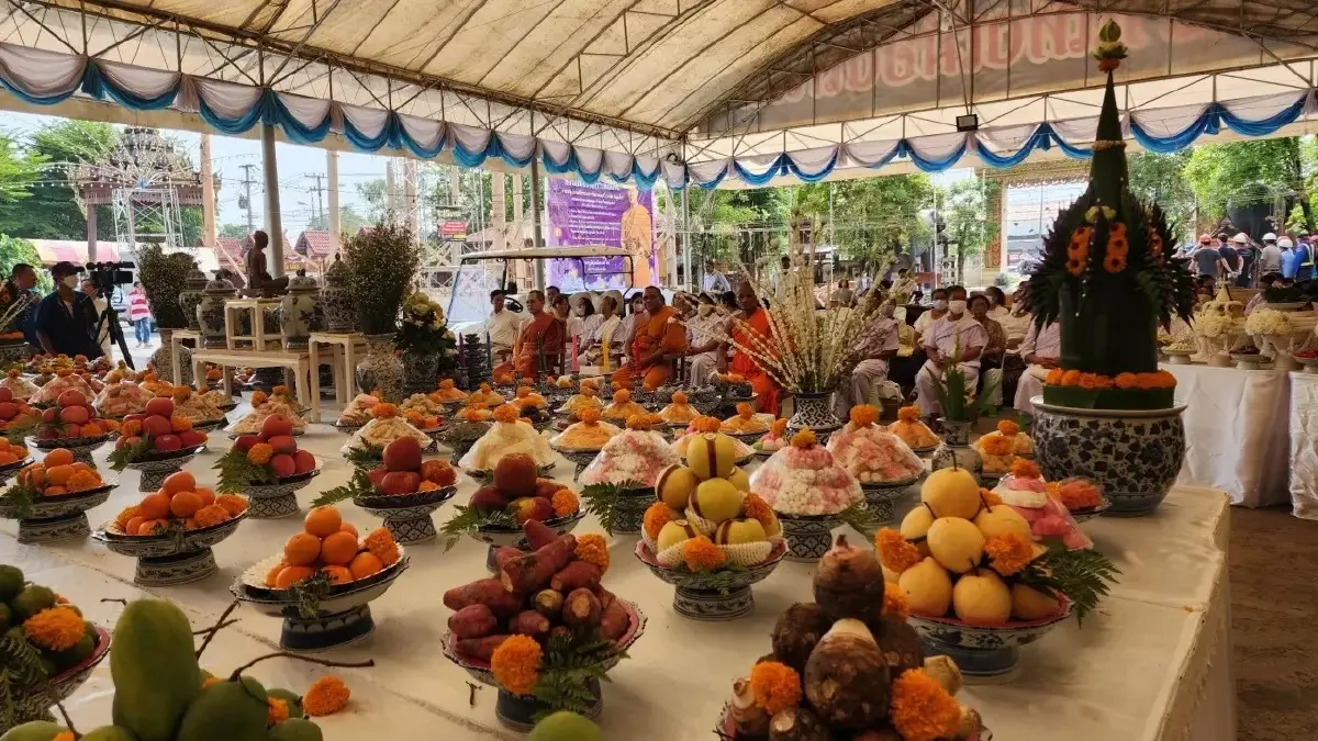 ชาวบ้านแห่ส่อง เลขดังหางประทัด งานพุทธาภิเษกวัตถุมงคล ลุ้นหวยงวด1/6/66นี้