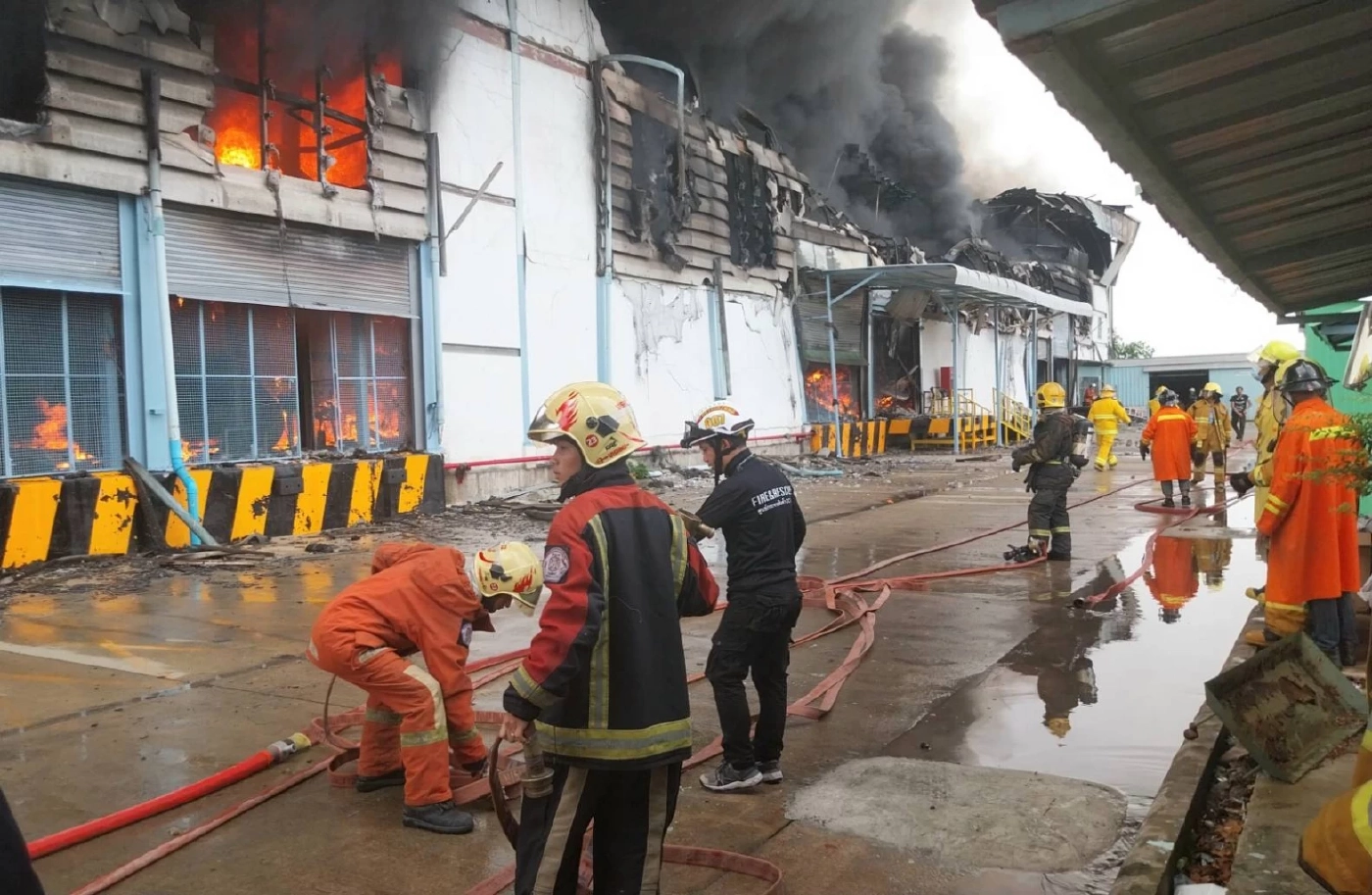 ไฟไหม้โรงงาน ย่านลาดหลุมแก้ว พนักงานกว่า 200 ชีวิต หนีตายวุ่น