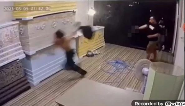 เสี่ยบุกรัวยิงร้านขายโลงศพ สางแค้นเพื่อนบ้านไม้เบื่อไม้เมา (มีคลิป)