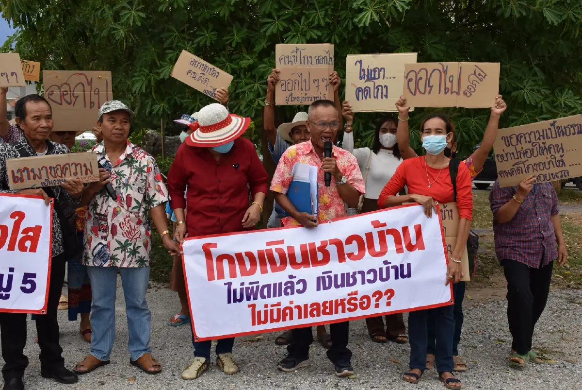 ชาวบ้านโคกสวรรค์ ฮือไล่ผู้ใหญ่บ้าน อ้างพบทุจริต-โกงงบหลายแสน