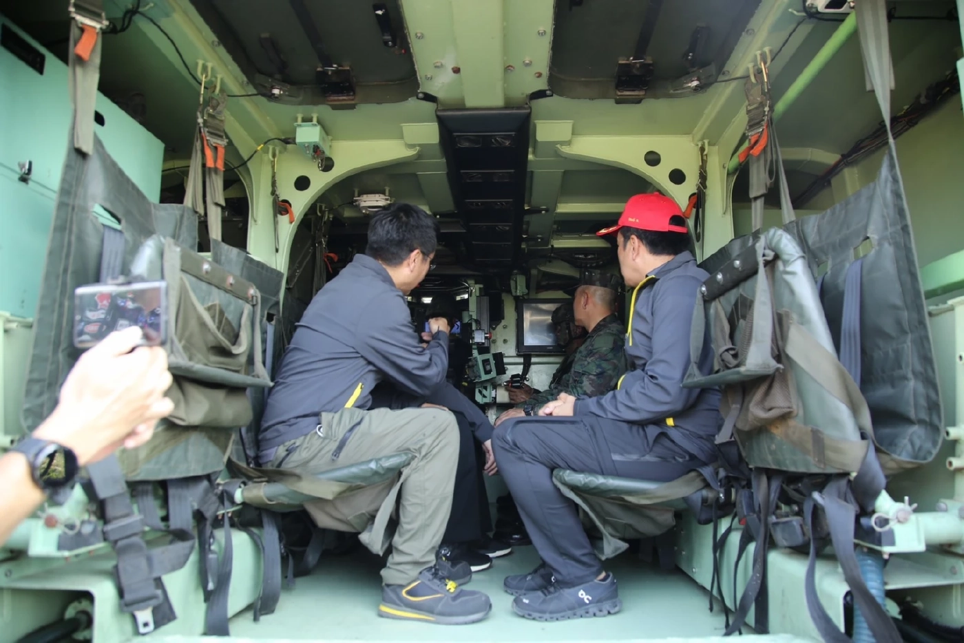 "ผบ.ทร." โชว์ยิง MK-19 พอใจบรรลุเป้าหมาย ฝึกร่วม "ทบ.-ทอ."