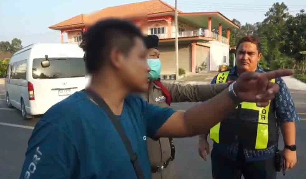 รถตู้รับส่งนักเรียน หักหลบเก๋งตัดหน้า พุ่งชนเสาไฟฟ้า เจ็บระนาว 16 คน