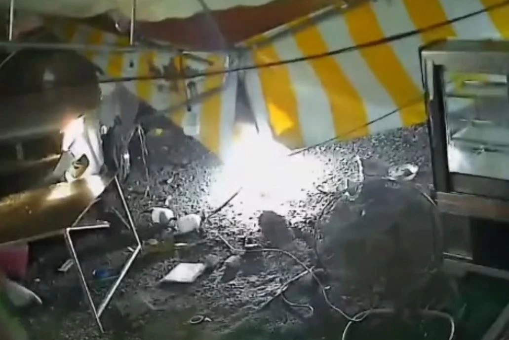 กระบะแต่งซิ่ง ชน จยย. พุ่งเข้าร้านทุเรียน นศ.สาว ใกล้เรียนจบ เสียชีวิต