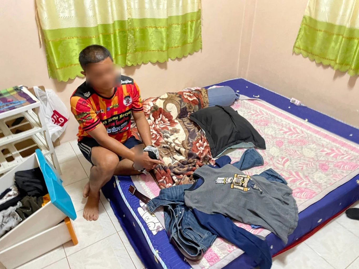 รวบหนุ่มติดพนันออนไลน์ใช้ปืนปลอม ชิงทรัพย์ 3 แสน พ่อค้าตลาดโรงเกลือ