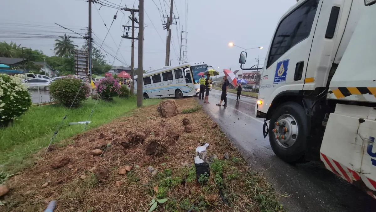 ฝนตกถนนลื่น บัสนครชัยแอร์ ไถลตกข้างทาง ผู้โดยสารปลอดภัย