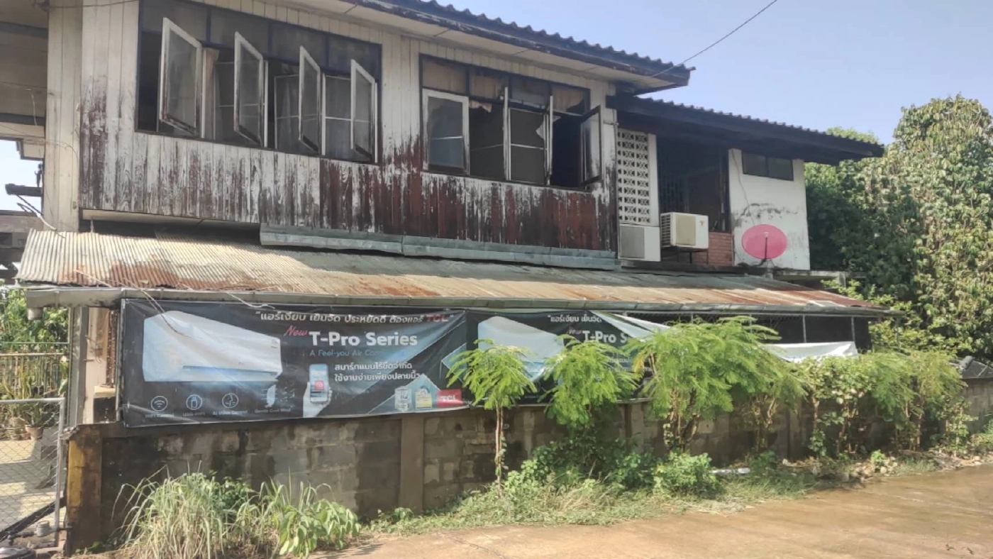 ระทึก! หม้อแปลงแผงโซลาร์เซลล์ติดบ้านบึ้ม ทำไฟไหม้บ้านเกือบวอดทั้งหลัง