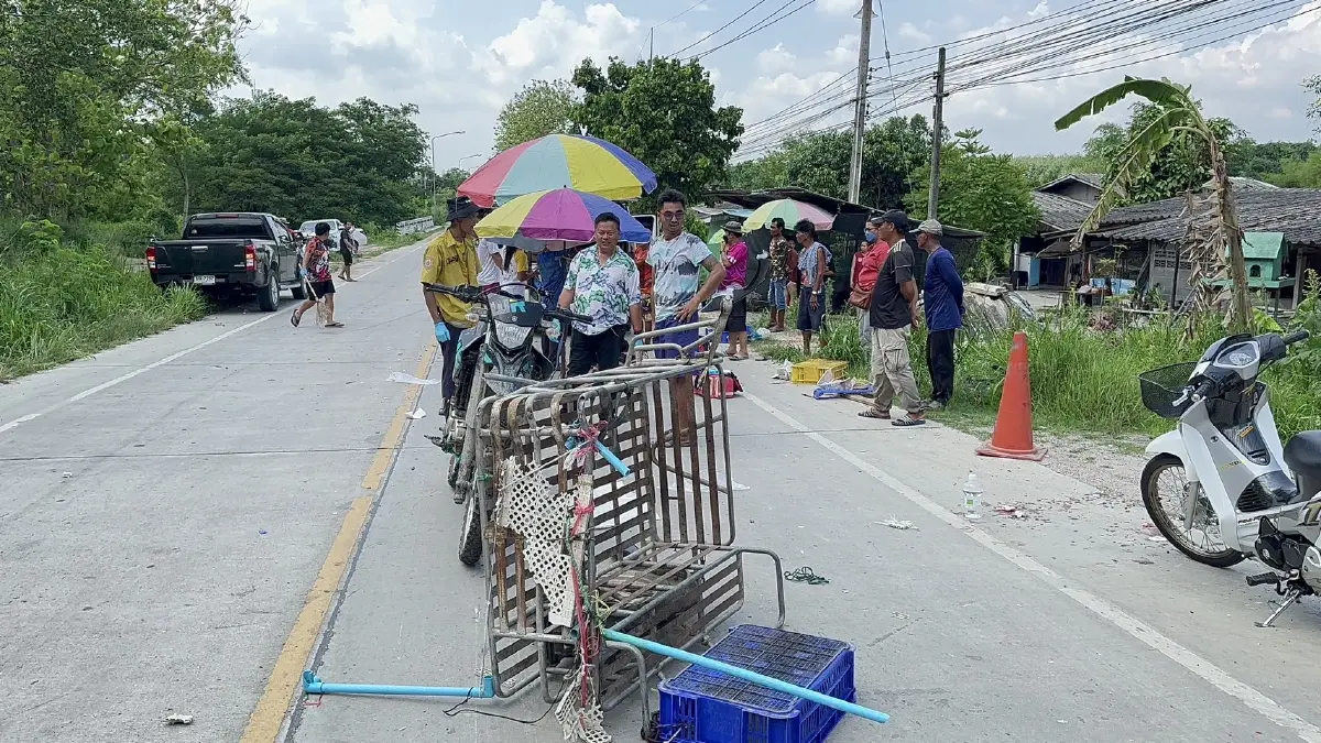 อุทาหรณ์ใช้รถใช้ถนน รถพ่วงข้างข้ามถนนไม่มอง ถูกกระบะเสยขาด 2 ท่อน เจ็บ 2