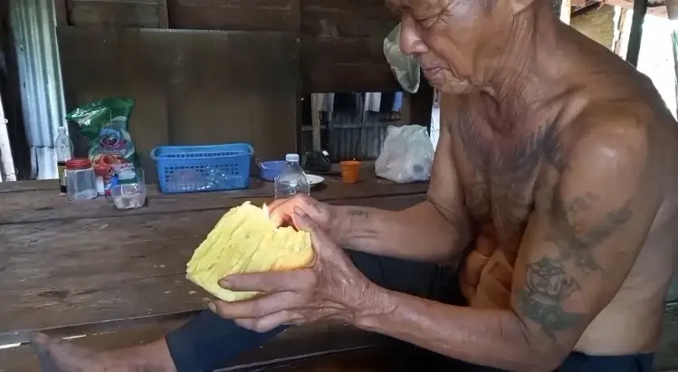 ชายชรา วัย 70 ปี สู้ชีวิตลำพังกลางสวนยาง ฝันอยากกลับบ้านเกิด