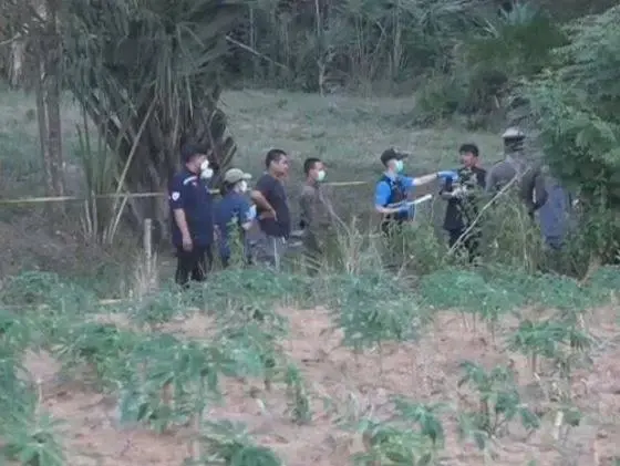 ภาพเจ้าหน้าที่ตรวจสอบบริเวณสถานที่พบศพ