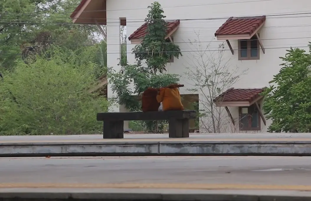 ชาวบ้านวอนตรวจสอบ พระเมานอนในศาลาหมู่บ้าน เชื่อเป็นพระปลอม