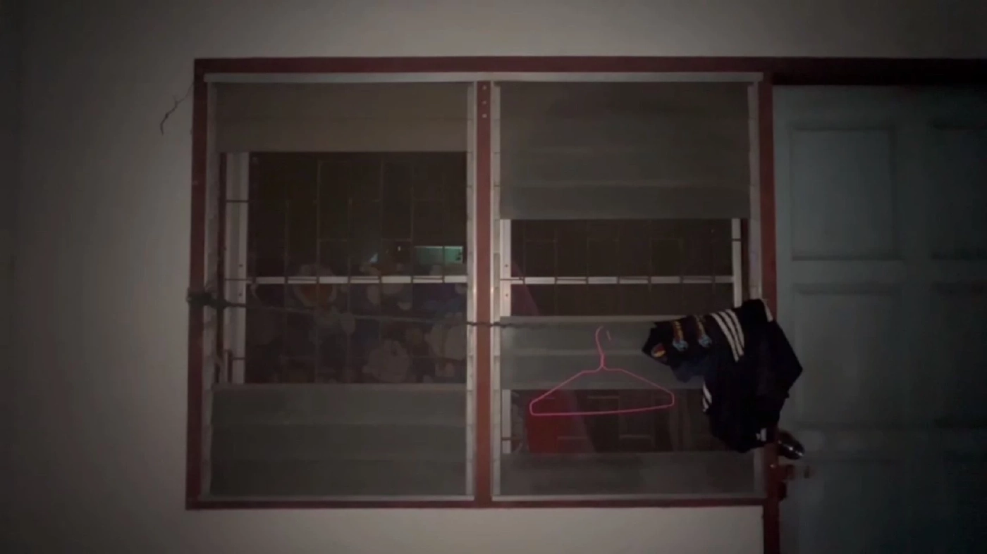 ชาวบ้านผวา โจ๋เมืองนนท์ เกือบ 20 คน บุกยิง-ปาระเบิด ใส่ห้องพักคู่อริ (มีคลิป)