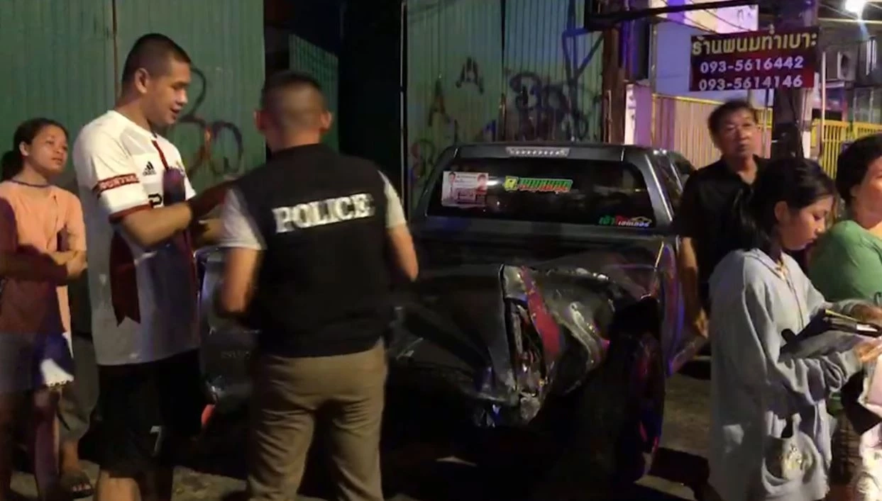 ไหนว่ารักกัน! หนุ่มขับรถชนอู่พังยับ ทิ้งแฟนสาว วิ่งหนีเข้าป่า