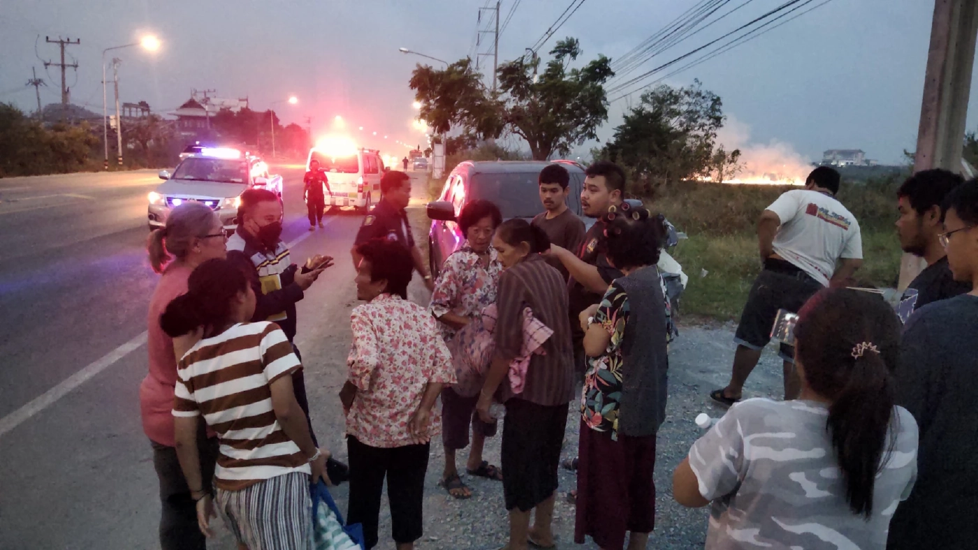 บอกแล้วห้ามเผา ชาวนาสุพรรณเผาฟางข้าวข้างทาง ควันตลบถนนรถชนกันยับ