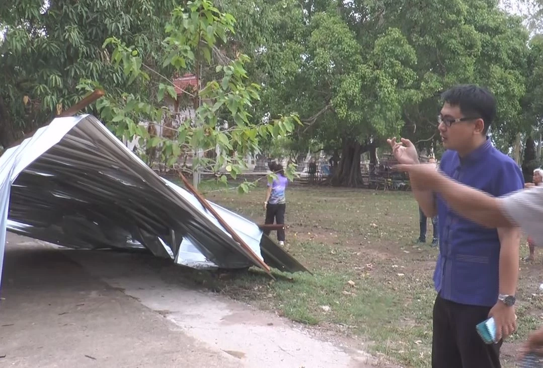 พายุพัดถล่มโรงเรียนที่อุทัยฯ หอบหลังคาปลิว โชคดีไร้เจ็บ