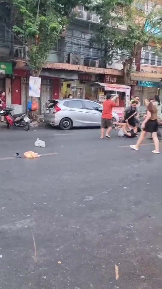 พ่อค้าแม่ค้าทะเลาะวิวาท ตะลุมบอนหน้าตลาดท่าดินแดง เจ็บทั้งสองฝ่าย