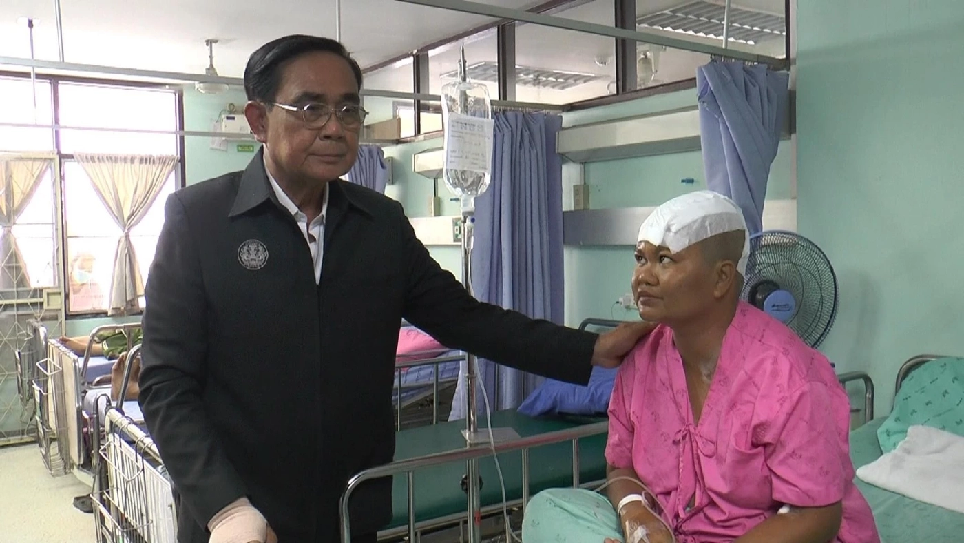 "นายกฯ" นำคณะเยี่ยมผู้บาดเจ็บที่โรงพยาบาลพิจิตร รับปากดูแลทุกคนเต็มที่