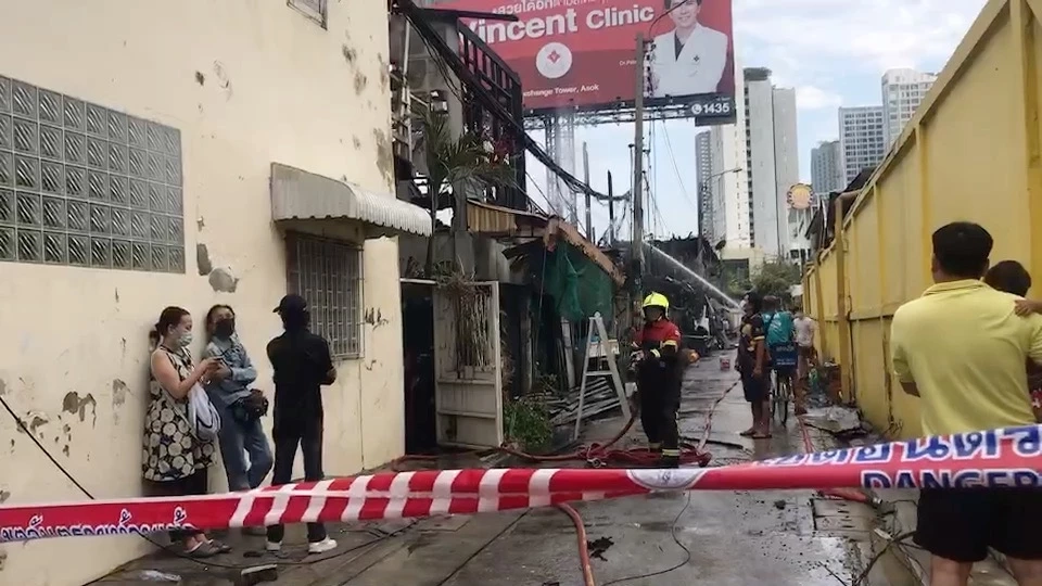 ผู้ว่าฯ กทม.ลงพื้นที่ช่วยเหลือ เหตุเพลิงไหม้ ซอยวุฒากาศ 18-20